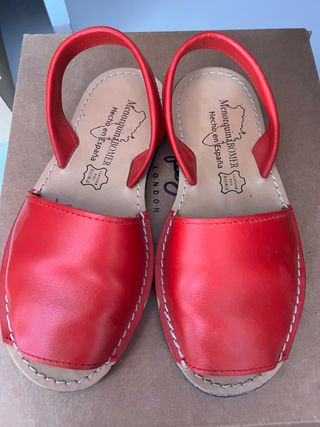 Zapatos niña Menorquina BOMER rojos.
En muy buen