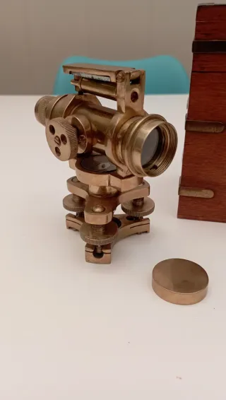 Teodolito antiguo de latón con caja