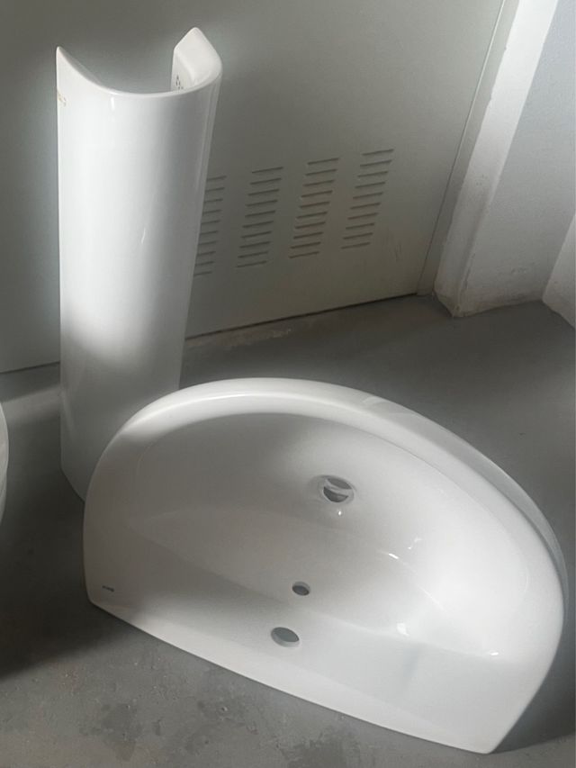 Lavabo con pie blanco de porcelana