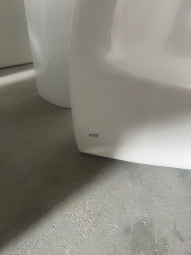 Lavabo con pie blanco de porcelana