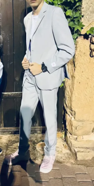 Traje de graduación gris para  chico joven