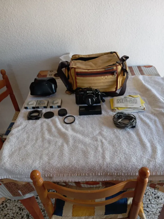 Cámara de fotos Nikon+complementos.