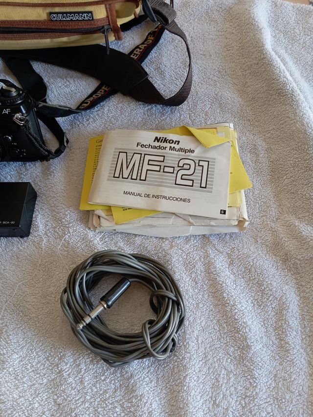 Cámara de fotos Nikon+complementos.