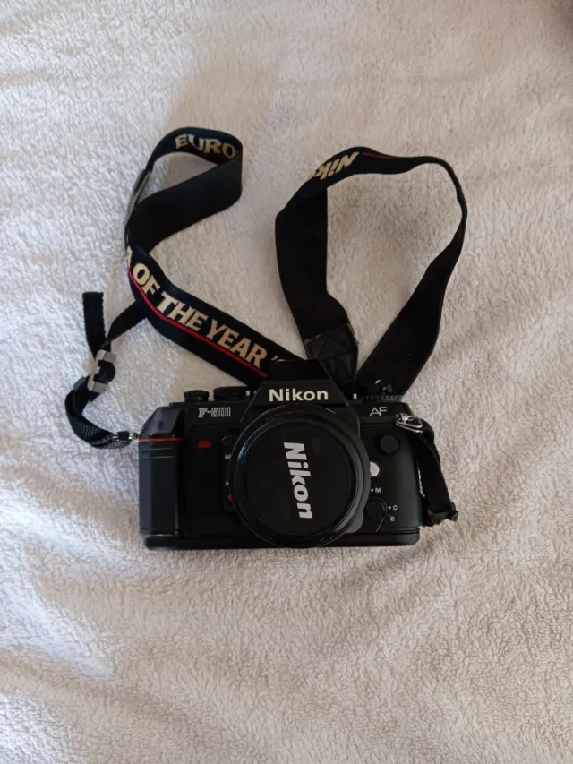 Cámara de fotos Nikon+complementos.
