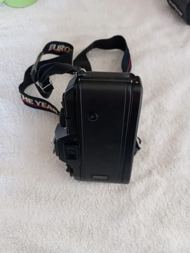 Cámara de fotos Nikon+complementos.