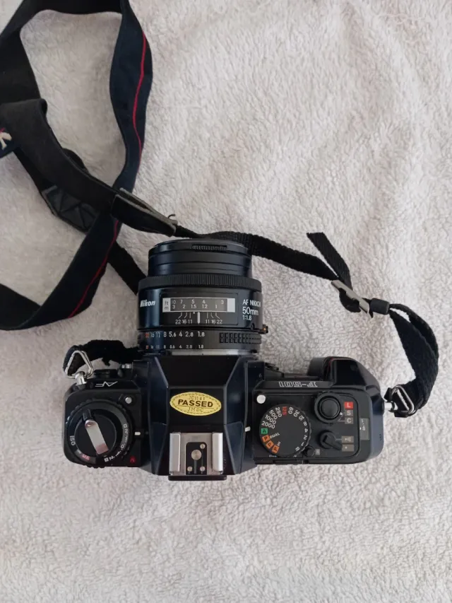Cámara de fotos Nikon+complementos.