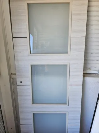 Puerta moderna con 3 paneles de cristal traslucido