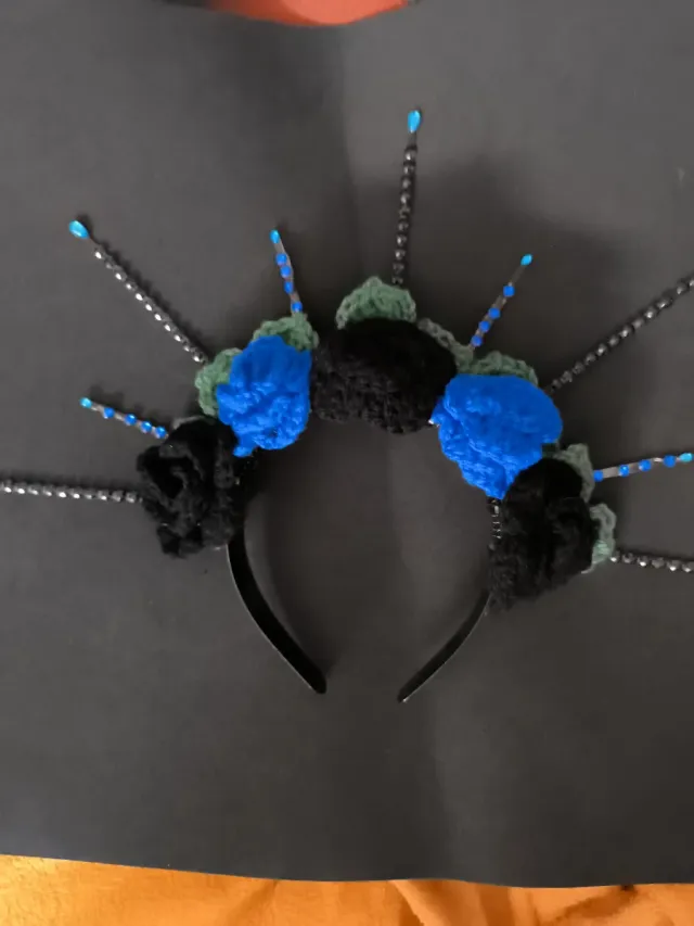 Diadema con rosas negras y azules
