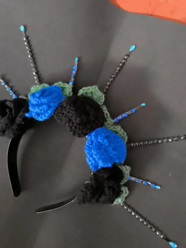Diadema con rosas negras y azules