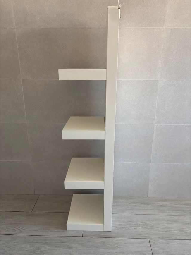 Estantería blanca de madera