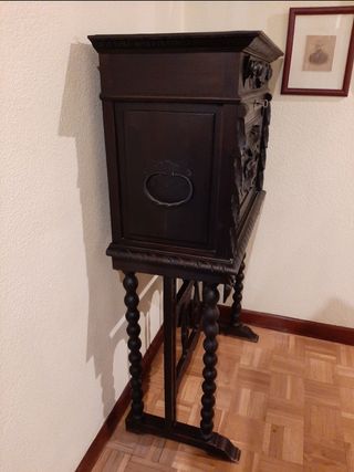 Bargueño antiguo español tipo renacentista tallado