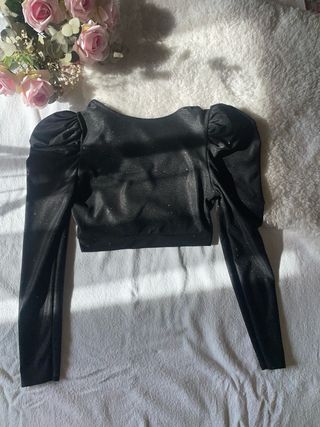 Top nero elegante con maniche a sbuffo 