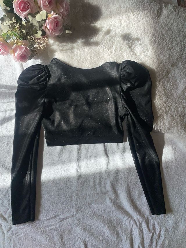 Top nero elegante con maniche a sbuffo