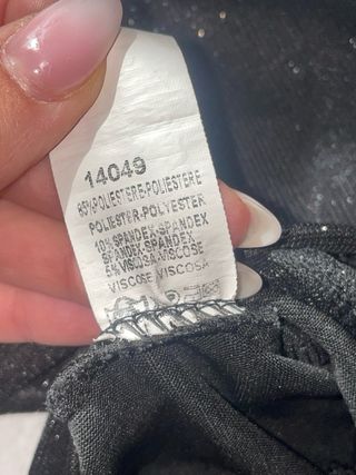 Top nero elegante con maniche a sbuffo 