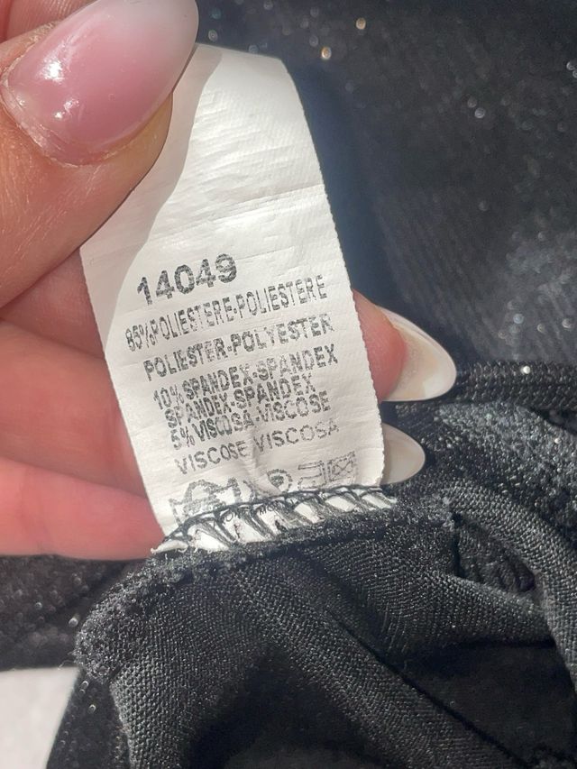 Top nero elegante con maniche a sbuffo