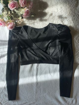 Top nero elegante con maniche a sbuffo 