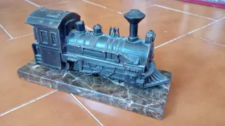 Tren decorativo sobre base de mármol