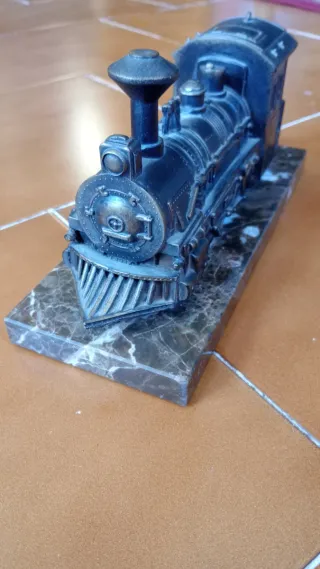Tren decorativo sobre base de mármol