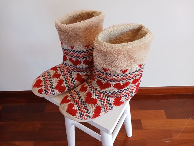 Zapatillas altas de punto con corazones