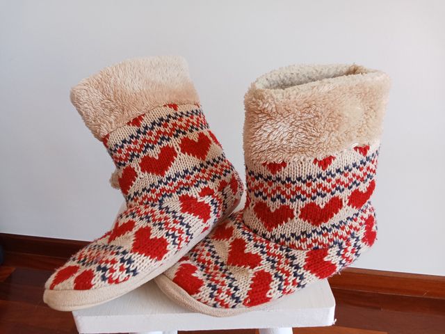 Zapatillas altas de punto con corazones
