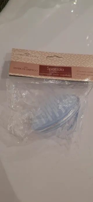 Spazzola per cuoio capelluto con dispenser shampoo