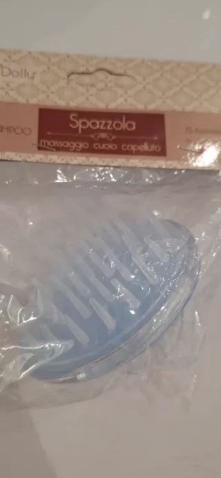 Spazzola per cuoio capelluto con dispenser shampoo