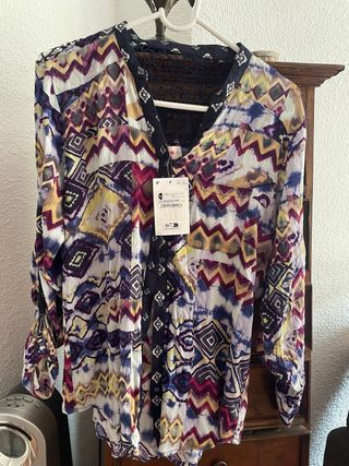 Camisa multicolor con espalda de encaje