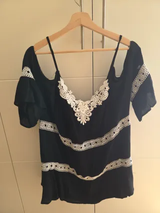 Blusa negra con encaje