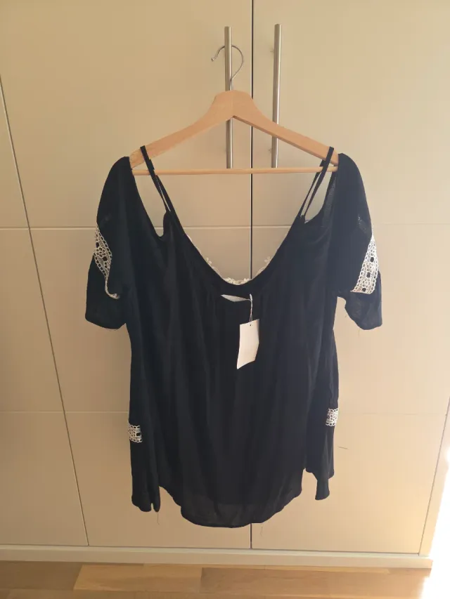 Blusa negra con encaje