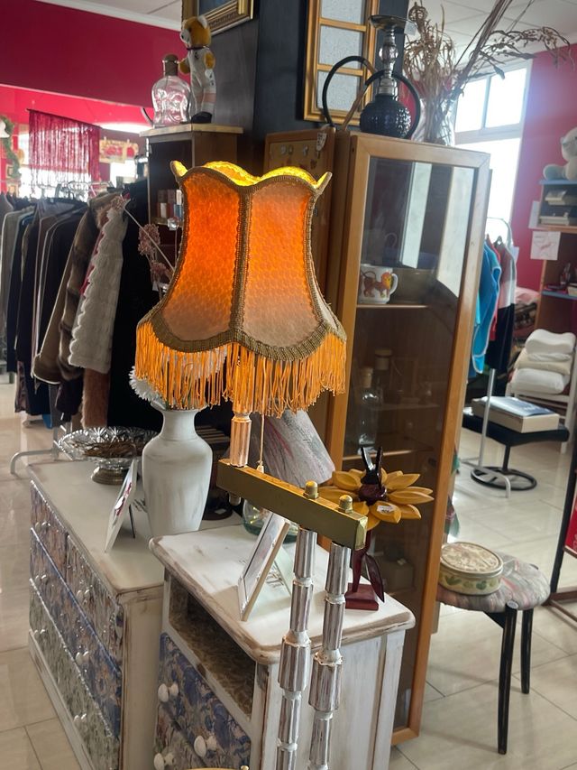 Lámpara de pie antigua dorada