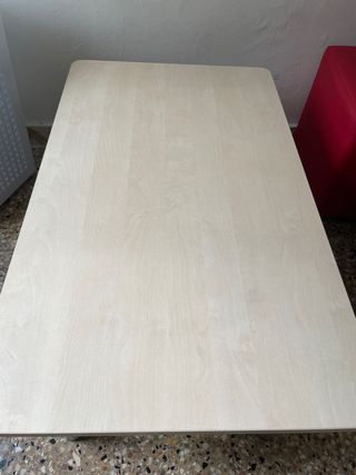 Mesa de madera en buen estado
