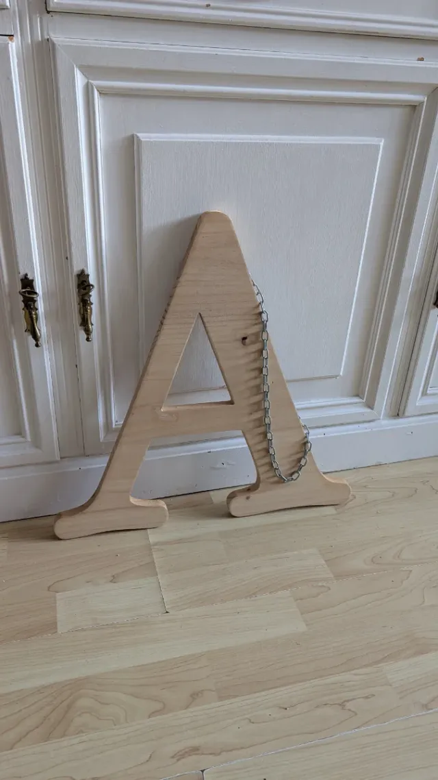 Letra A de madera con cadena