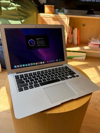 MacBook Air (13", Early 2015) - Core i5 / 4GB RAM 