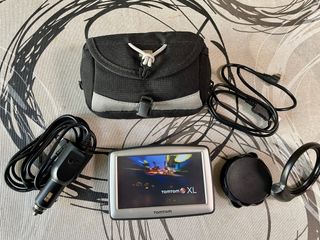 Navegador GPS TomTom XL con accesorios