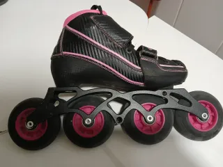 Patines de velocidad negros y rosas