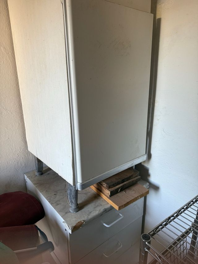 Cajoneras blancas y de madera