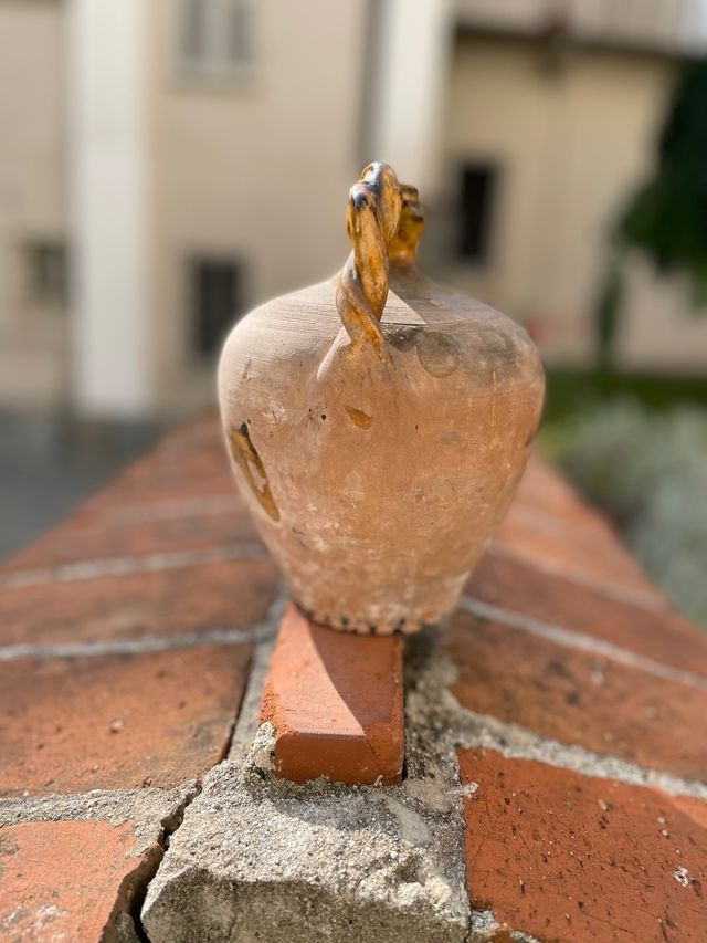 Anfora antica in terracotta. 