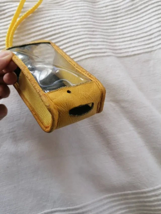 Funda móvil antigua amarilla