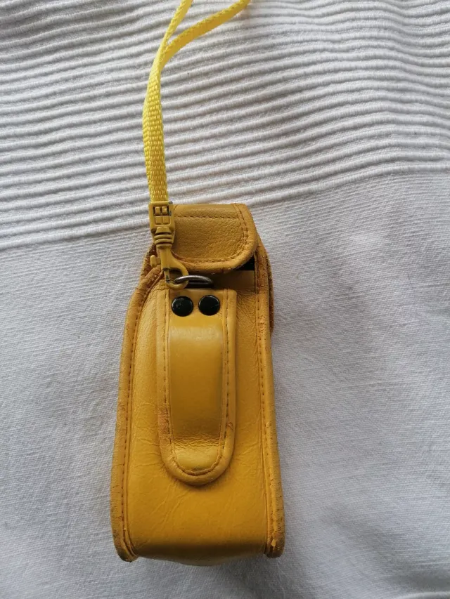 Funda móvil antigua amarilla