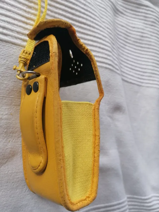 Funda móvil antigua amarilla