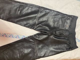 Pantalón de piel negro