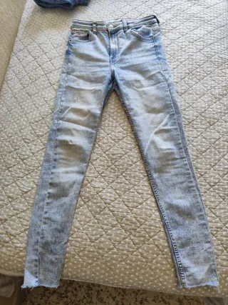 Pantalón vaquero desgastado