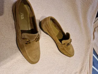 Zapatos mocasines Zara ante hebilla dorada 