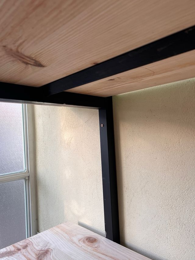 Scaffali portaoggetti in metallo e legno