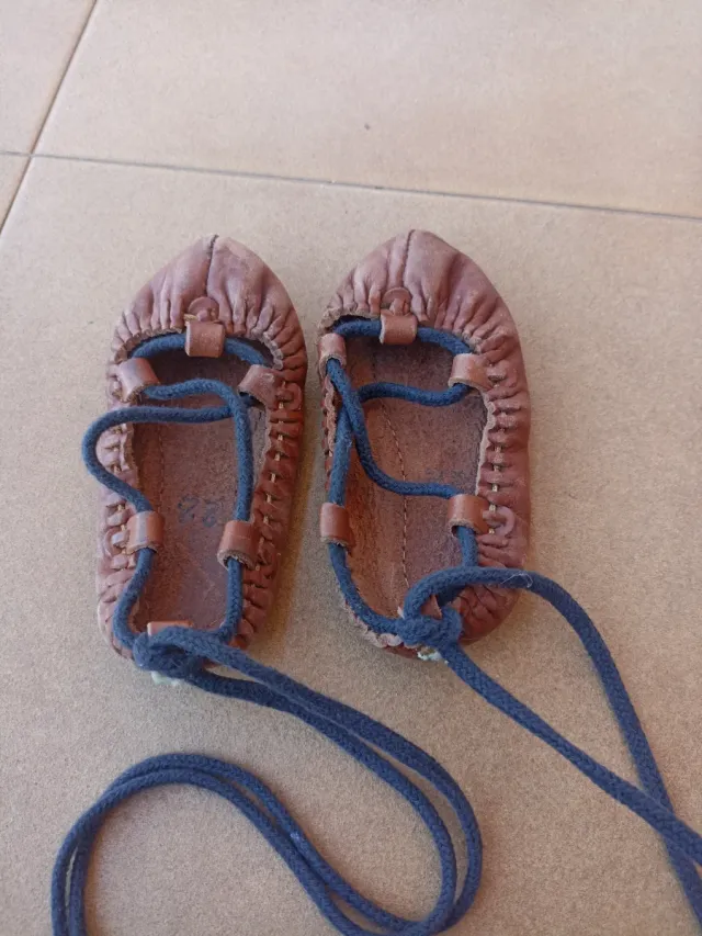 Albarca infantil piel marrón talla 22 con suela