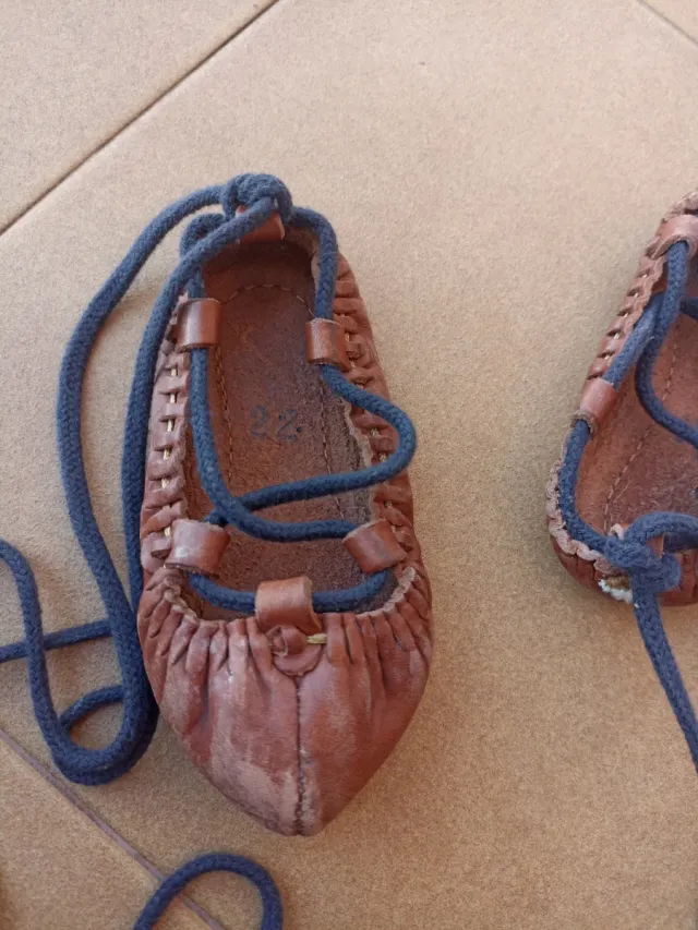 Albarca infantil piel marrón talla 22 con suela