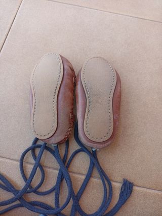 Albarca infantil piel marrón talla 22 con suela