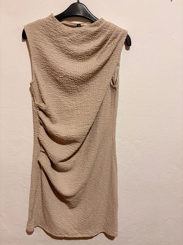 Vestido beige drapeado sin mangas