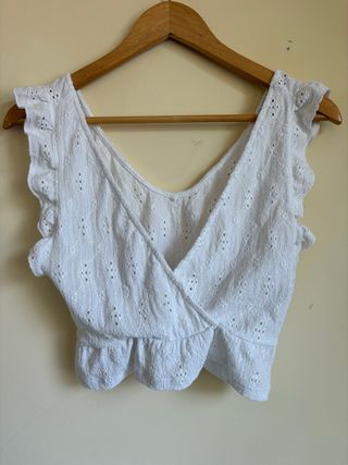 Blusa blanca cruzada con volantes