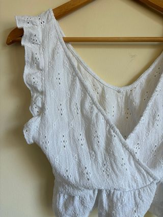 Blusa blanca cruzada con volantes